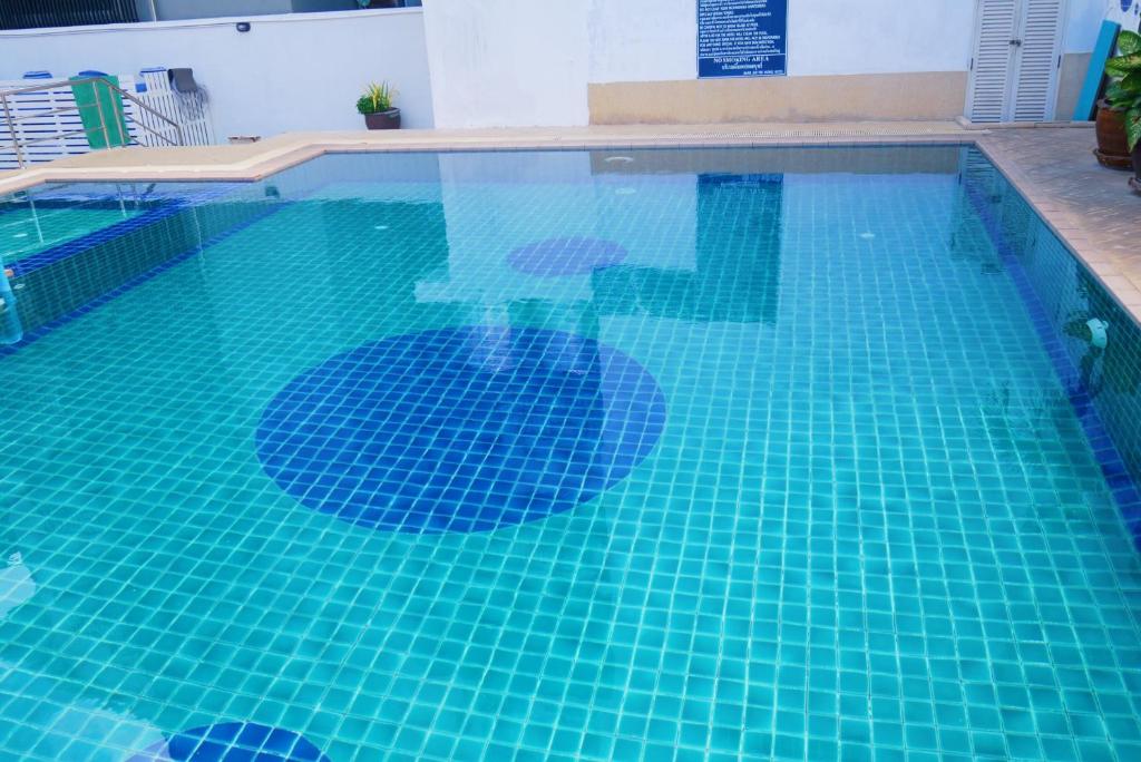 Bazén v ubytování Baan JPN Hotel nebo v jeho okolí