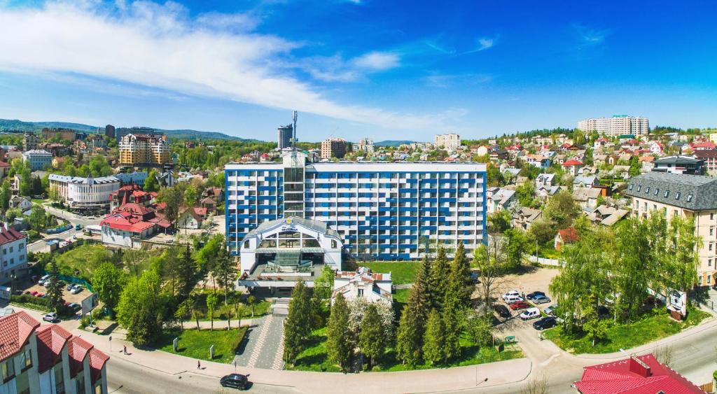 Nespecifikovaný výhled na destinaci Truskavec nebo výhled na město při pohledu z hotelu