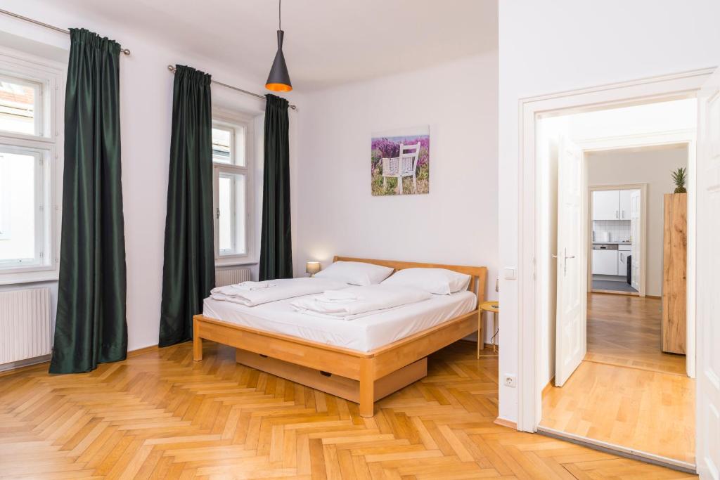 ウィーンにあるBelvedere Suiteのベッドルーム1室(ベッド1台付)