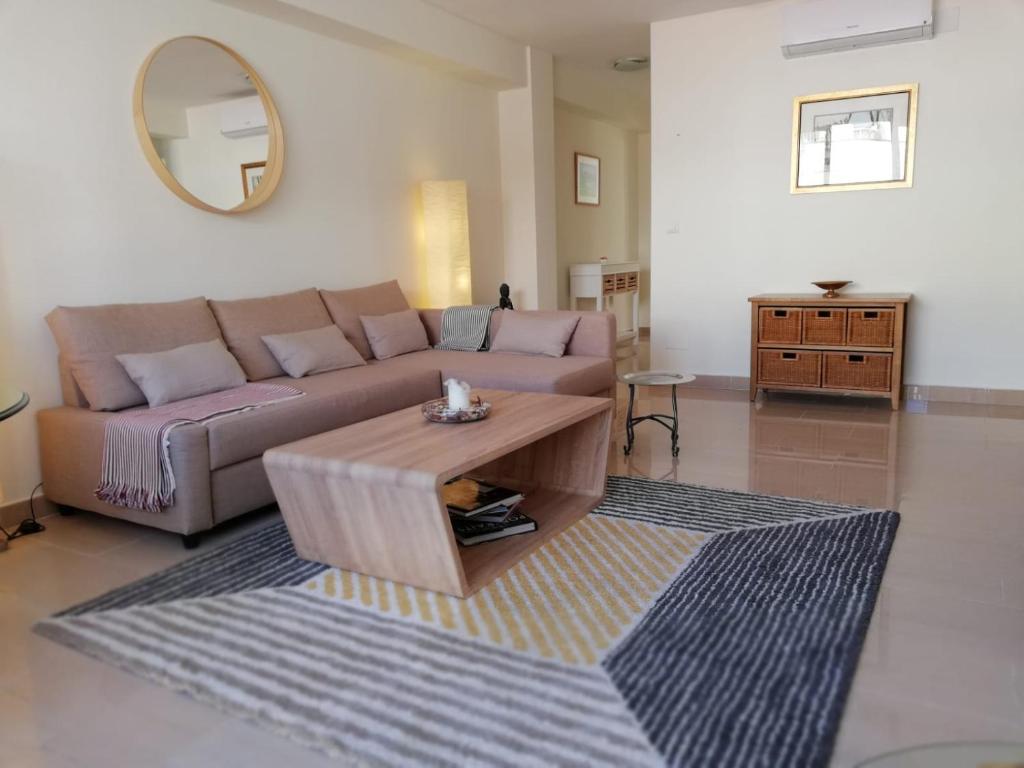 Absolute Central Torremolinos في توريمولينوس: غرفة معيشة مع أريكة وطاولة قهوة