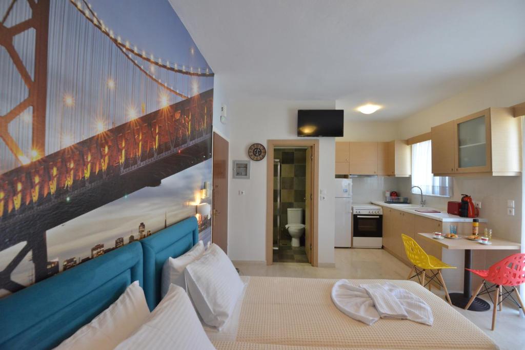 pokój z łóżkiem i obrazem mostu w obiekcie Christina's Luxury Apartment w Retimnie