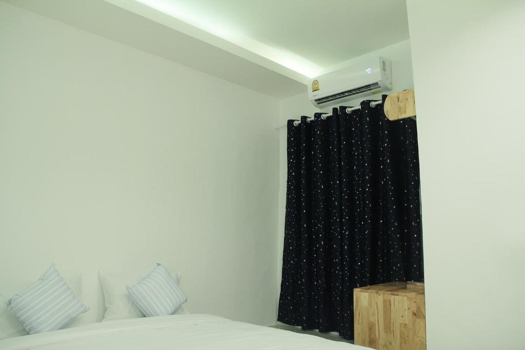 Postel nebo postele na pokoji v ubytování SB Inn