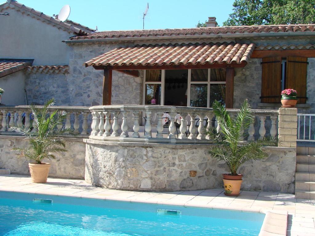 une maison avec une clôture et une piscine dans l'établissement Gite Les Cigales, à Labeaume