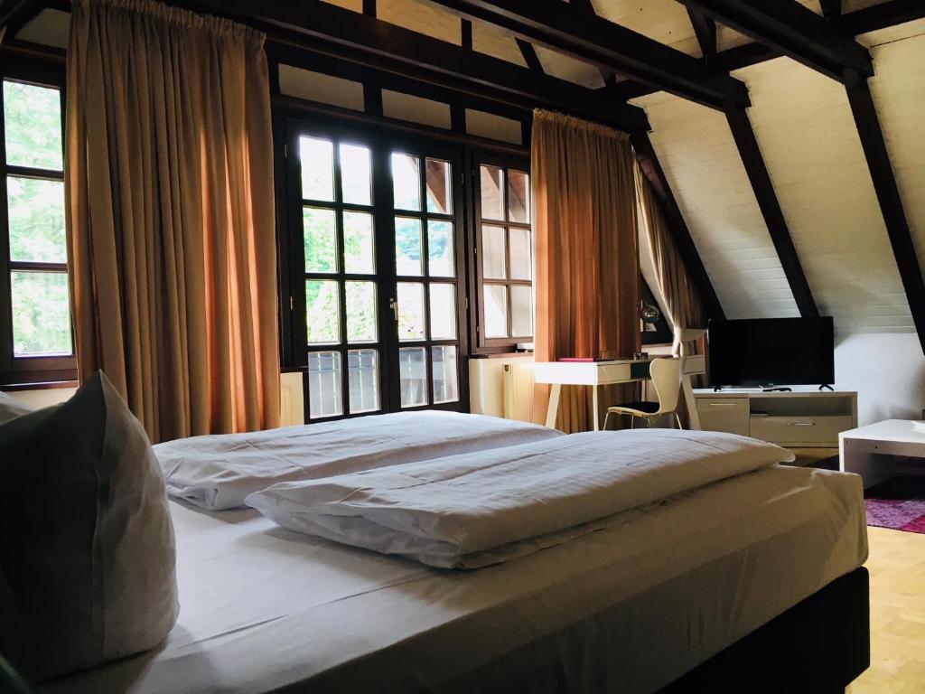sypialnia z dużym łóżkiem i dużymi oknami w obiekcie Dieckmann's Hotel w Dortmundzie