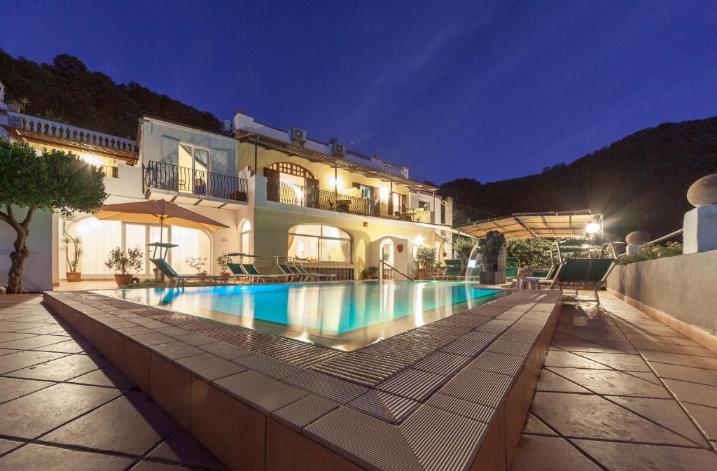 eine Villa mit einem Pool in der Nacht in der Unterkunft Hotel Ape Regina in Ischia