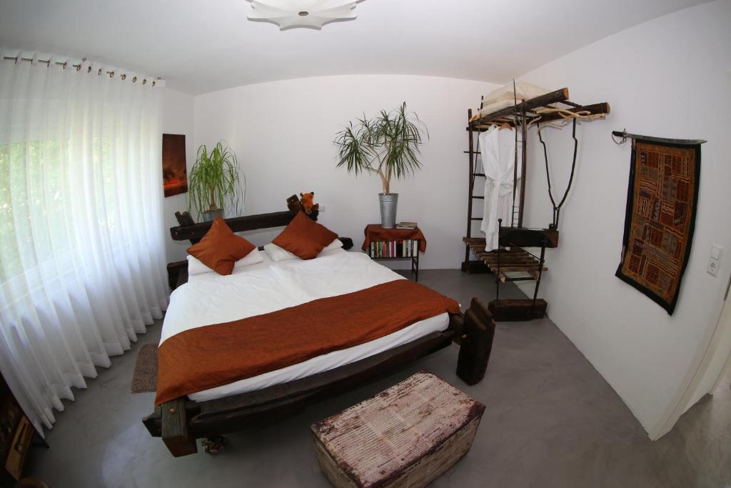 ein Schlafzimmer mit einem großen Bett in einem Zimmer in der Unterkunft Avantgarde Living in Kandern