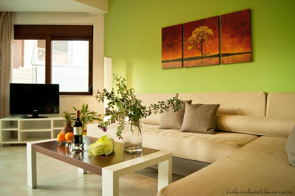 TV a/nebo společenská místnost v ubytování Esthisis Suites Chania