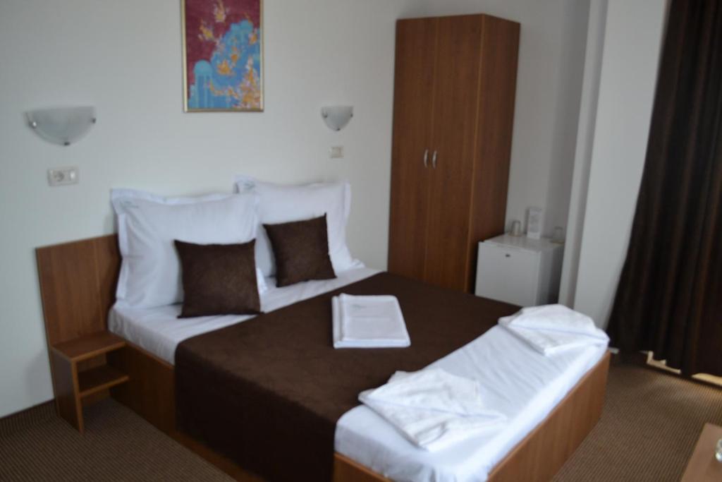 una habitación de hotel con 2 camas en una habitación en Vila Cristina, en Mamaia Nord – Năvodari