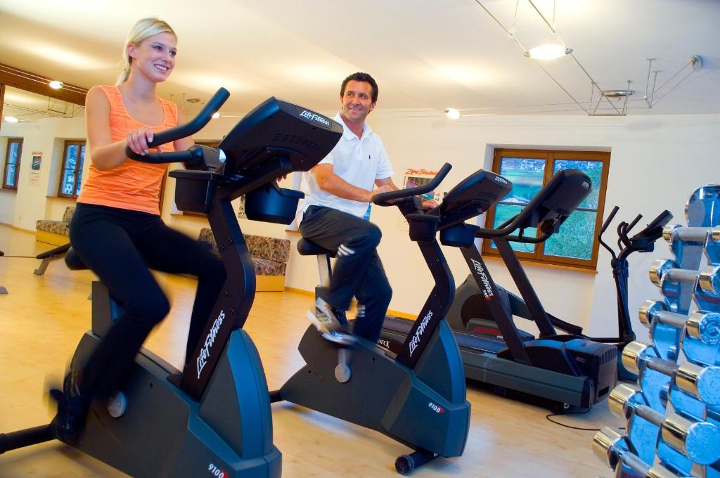 Fitness centrum a/nebo fitness zařízení v ubytování Alpin & Vital Hotel La Perla
