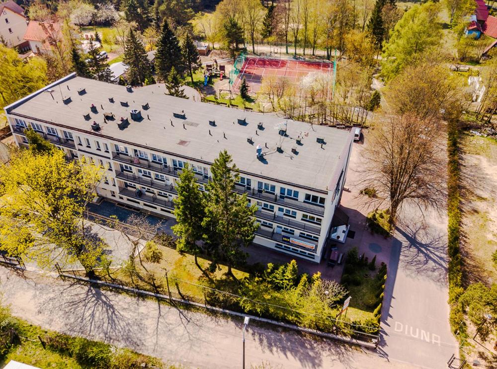 an overhead view of a building with pigeons on the roof at Ośrodek Wypoczynkowy Diuna Jastrzębia Góra in Jastrzębia Góra