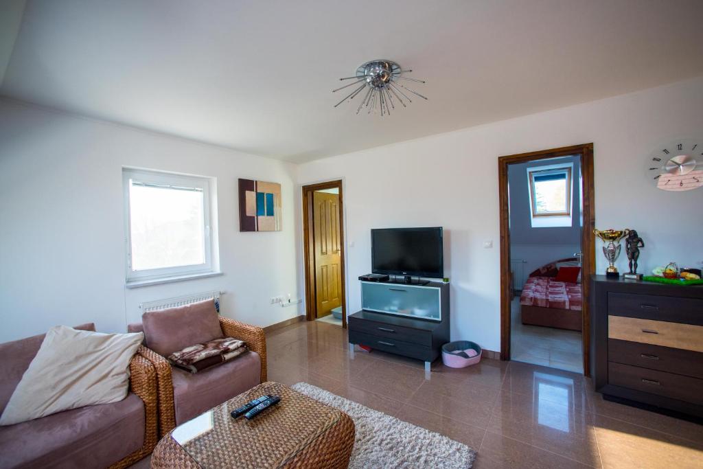 TV a/nebo společenská místnost v ubytování Marilyn Apartman Gyenesdiás