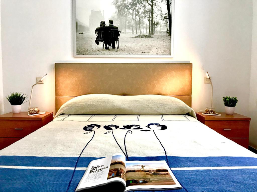 Un dormitorio con una cama con un libro. en Mar Paraiso, en Playa del Cura