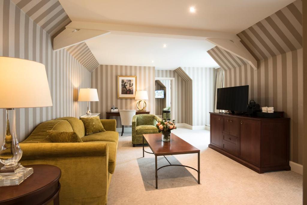 TV a/nebo společenská místnost v ubytování Dukes' Palace Brugge - by Dukes' Hotel Collection
