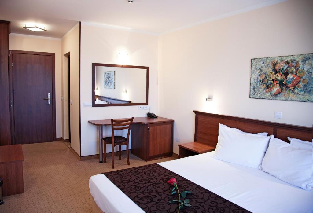 A bed or beds in a room at Favorit Hotel