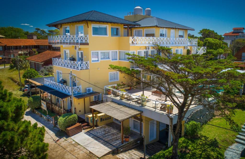 een luchtzicht op een geel huis met blauwe balkons bij Dos Mareas Apart - Piscina Climatizada Cubierta in Ostende