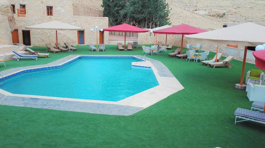Bazén v ubytování Hayat Zaman Hotel And Resort Petra nebo v jeho okolí