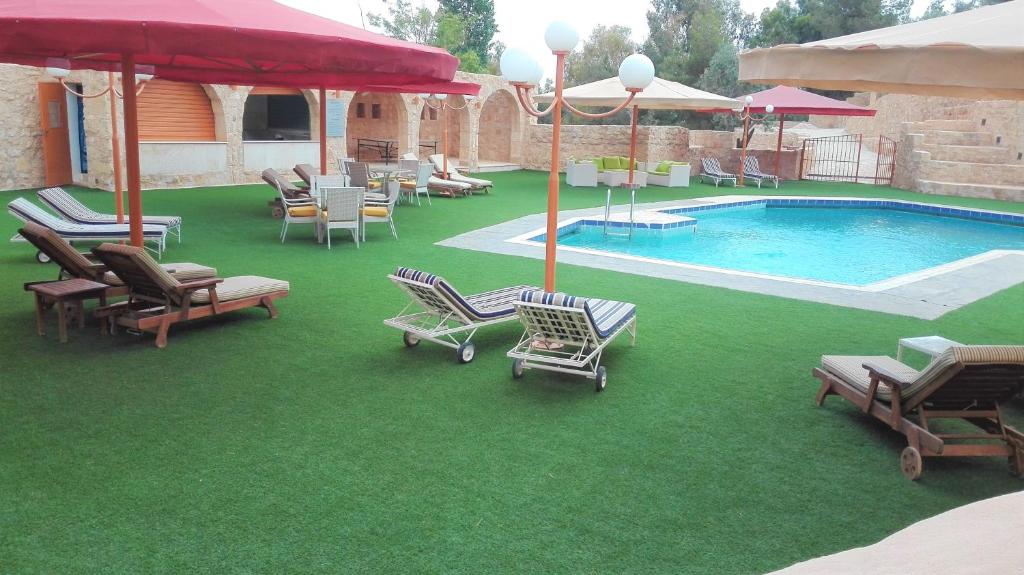Bazén v ubytování Hayat Zaman Hotel And Resort Petra nebo v jeho okolí