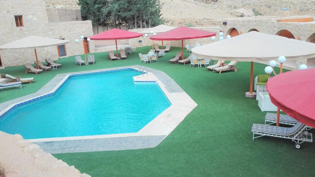 Bazén v ubytování Hayat Zaman Hotel And Resort Petra nebo v jeho okolí
