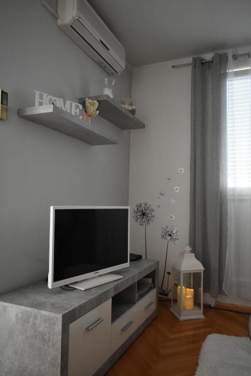 Televízia a/alebo spoločenská miestnosť v ubytovaní Apartment Sunshine near bridge