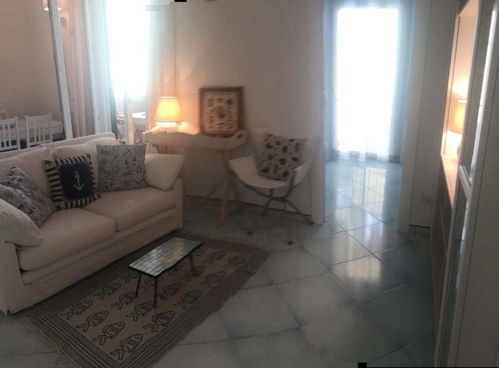 埃爾科萊港的住宿－delizioso appartamento con terrazzetta，客厅配有沙发和桌子