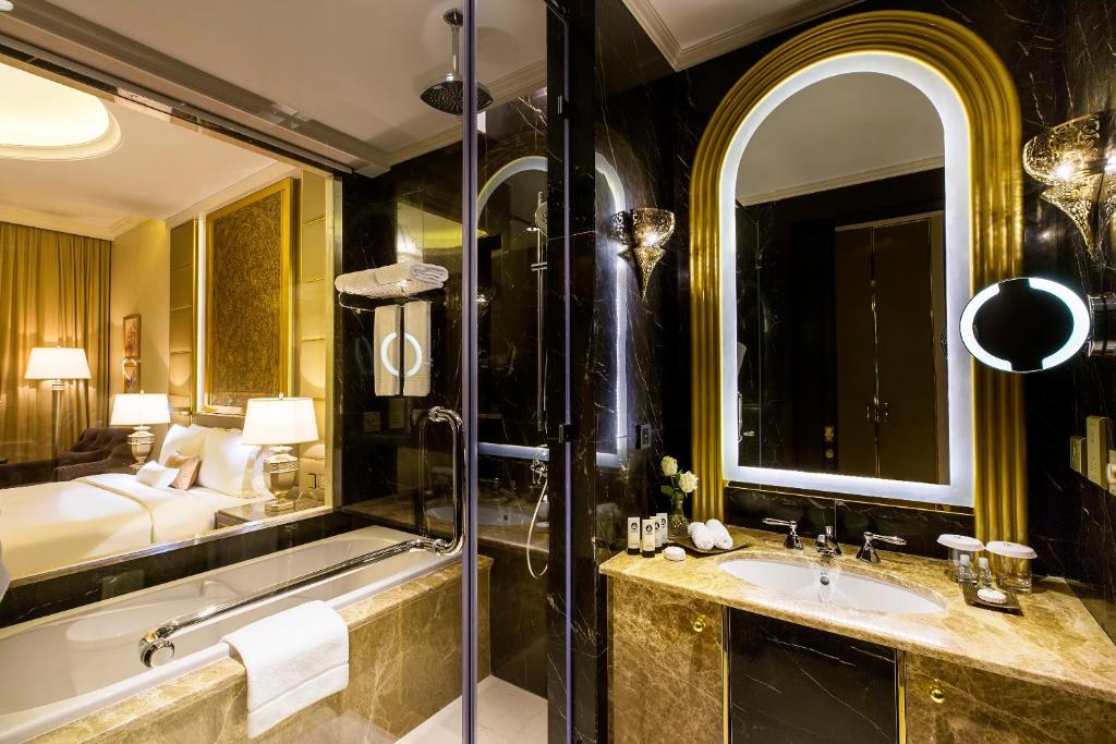 Postel nebo postele na pokoji v ubytování Ezdan Palace Hotel