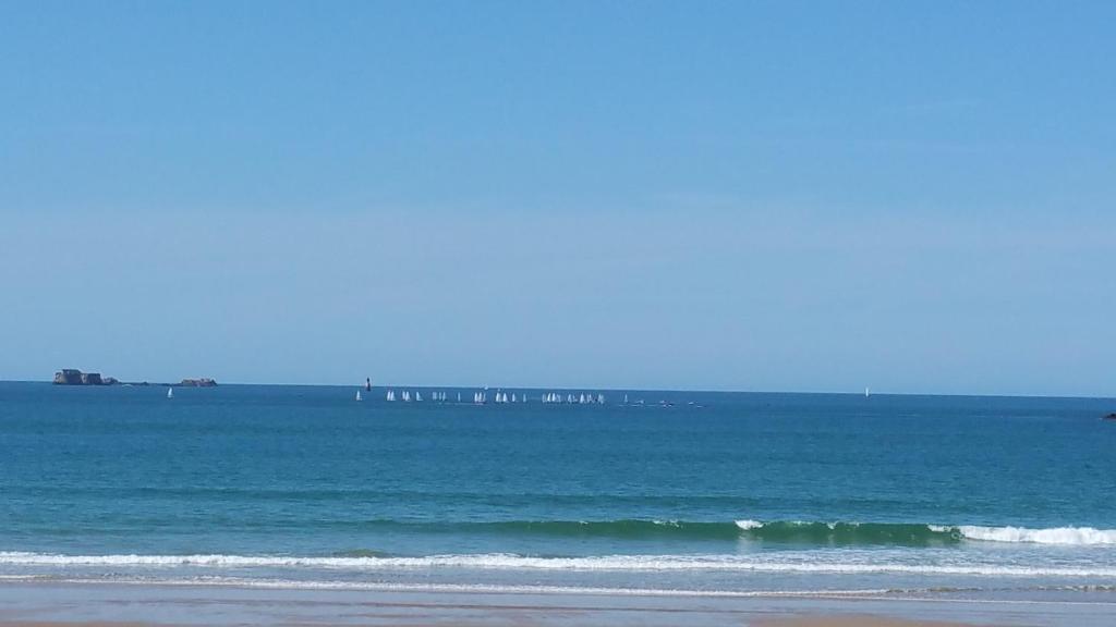 une vue sur l'océan depuis la plage dans l'établissement Bel Appartement St Malo avec jardin à 2 pas de la plage Sillon, à Saint-Malo