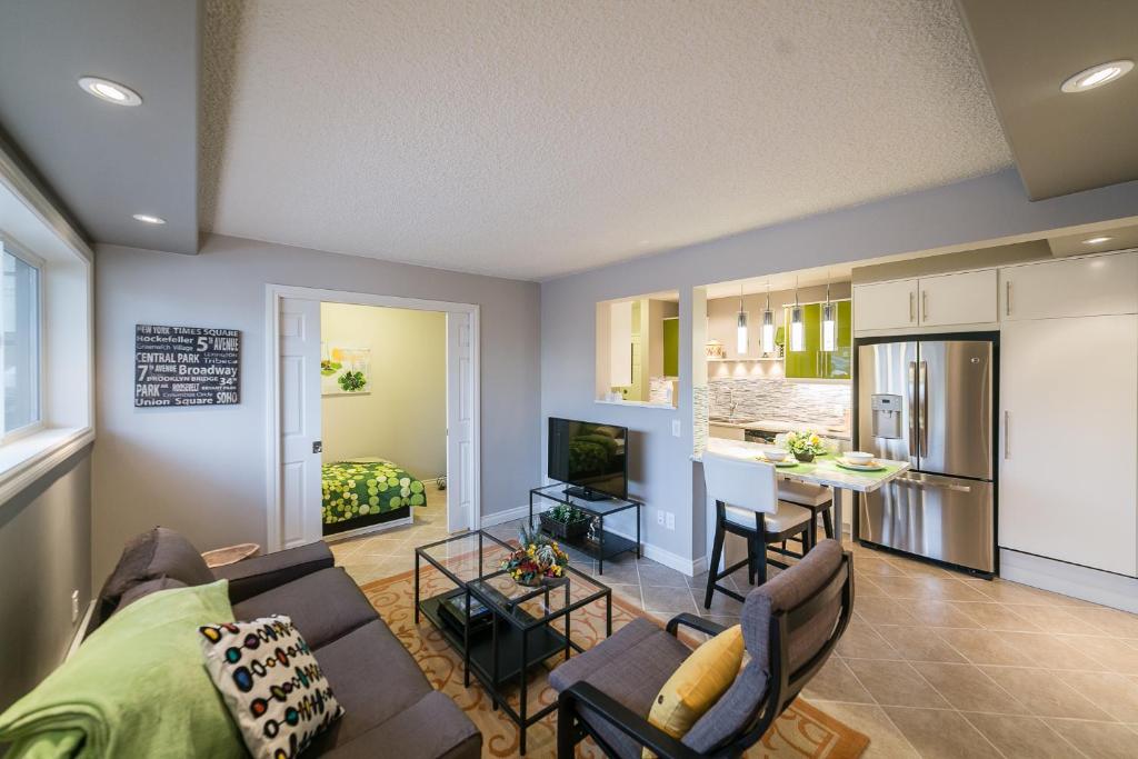 sala de estar con sofá y mesa en Mckinnon Pointe #104, en Edmonton