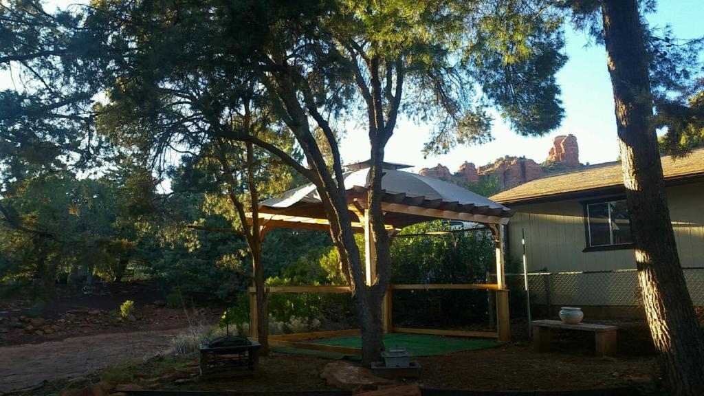 Spacious house with hot tub spa, to enjoy red rock view, near Amitabha stupa, and trails - Vakantiehuis