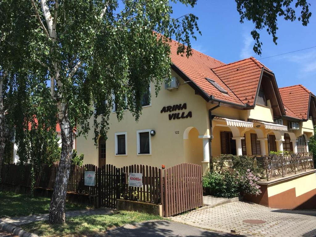 dom z płotem przed nim w obiekcie Arina Villa w Hévízie