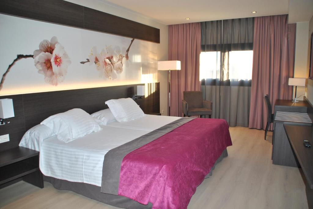 Postel nebo postele na pokoji v ubytování Brea's Hotel