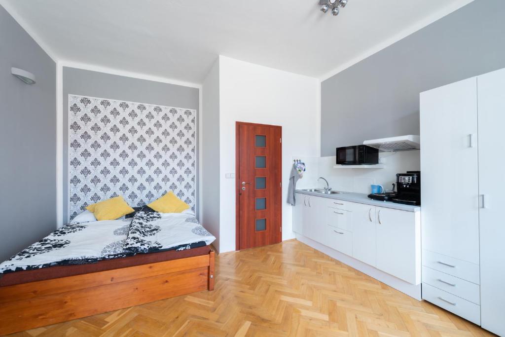 una camera con letto e cucina di Modern apartment few steps from centre a Praga