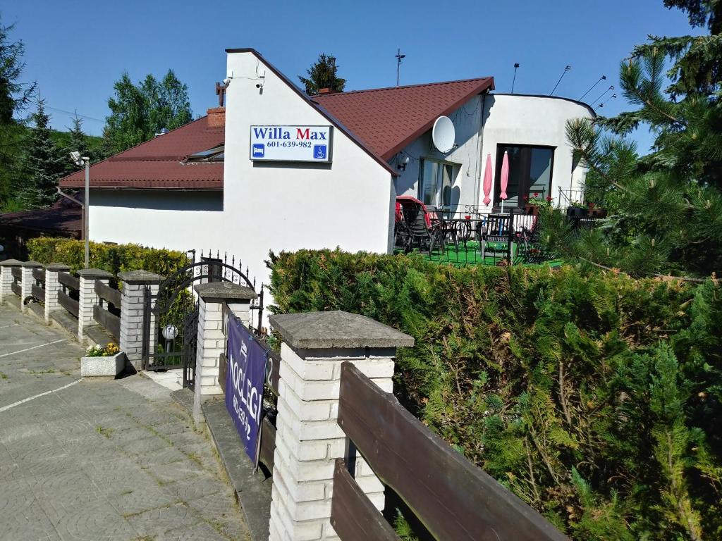 - un bâtiment blanc avec un panneau indiquant la voie de la villa dans l'établissement Max, à Żukowo