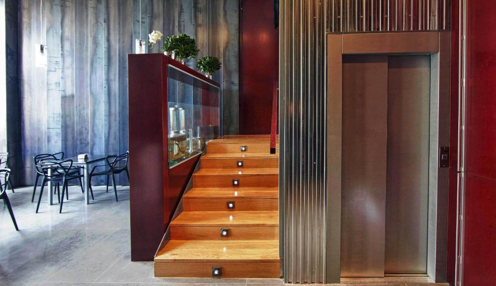 a staircase in a room with a table and chairs at Hostal Averroes in Burgos