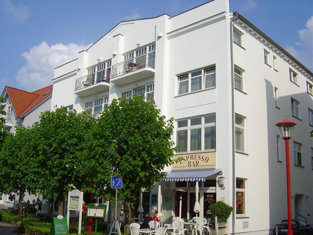 un edificio blanco con un cartel en la parte delantera en Haus Jahreszeiten by Rujana, en Binz