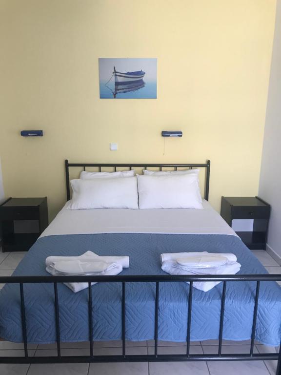 Postel nebo postele na pokoji v ubytování Psaras Apartments