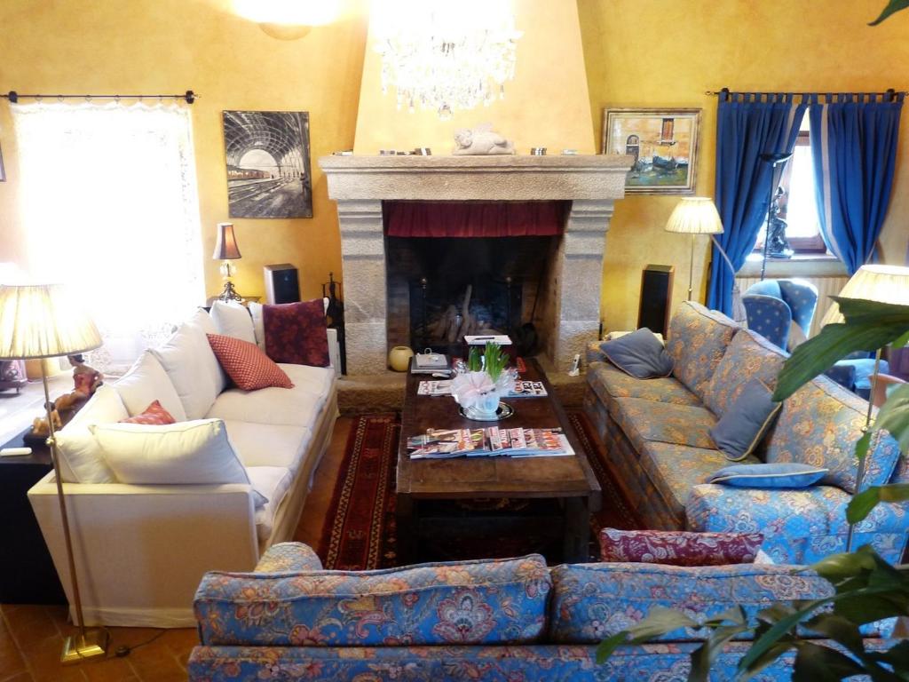 A seating area at Mas Vilosa Bed and Breakfast