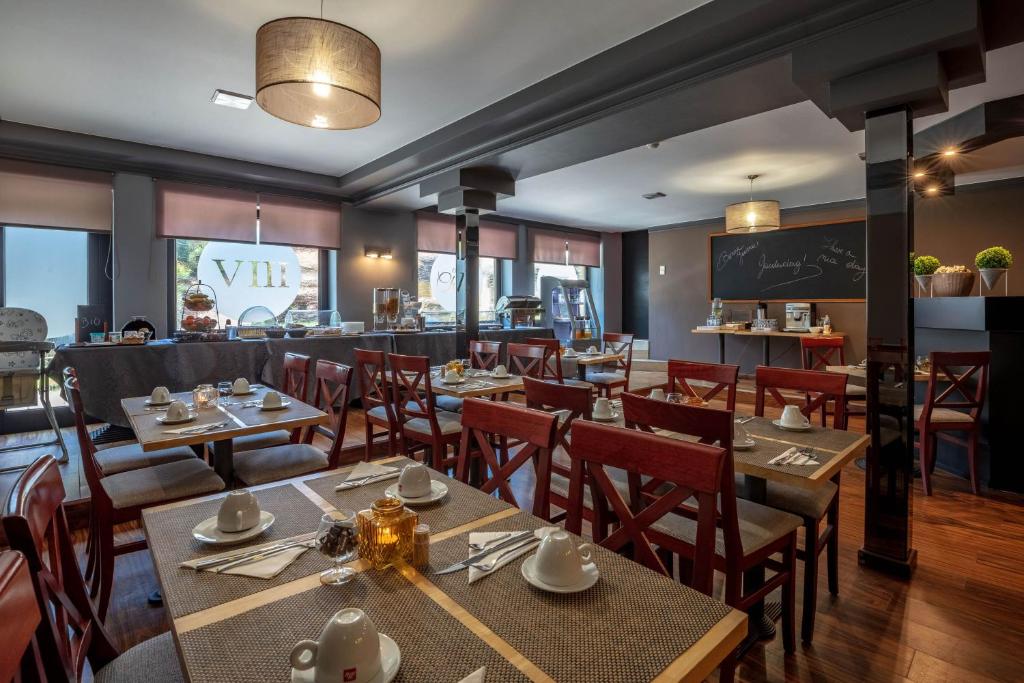 une salle à manger avec des tables et des chaises ainsi qu'un restaurant dans l'établissement Park Hotel Airport, à Charleroi