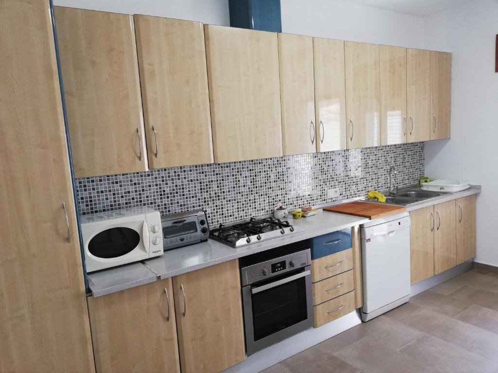 Kuchyň nebo kuchyňský kout v ubytování Chalet II con jardín y wifi en la playa