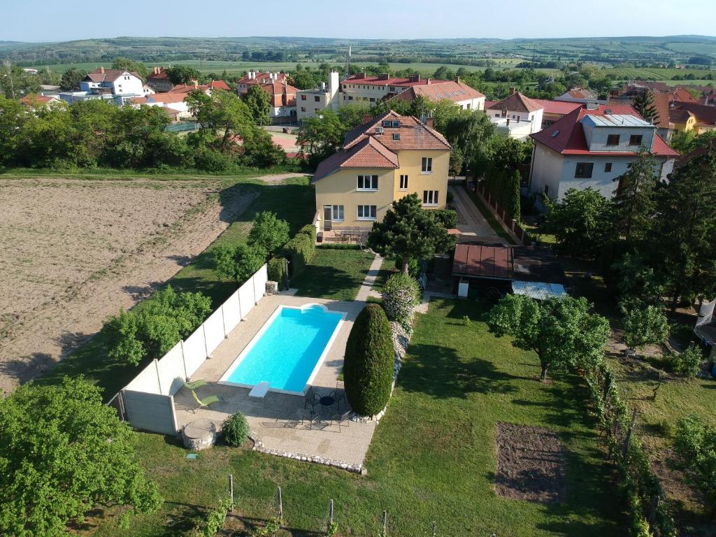Bazén v ubytování Pod Svatým kopečkem nebo v jeho okolí