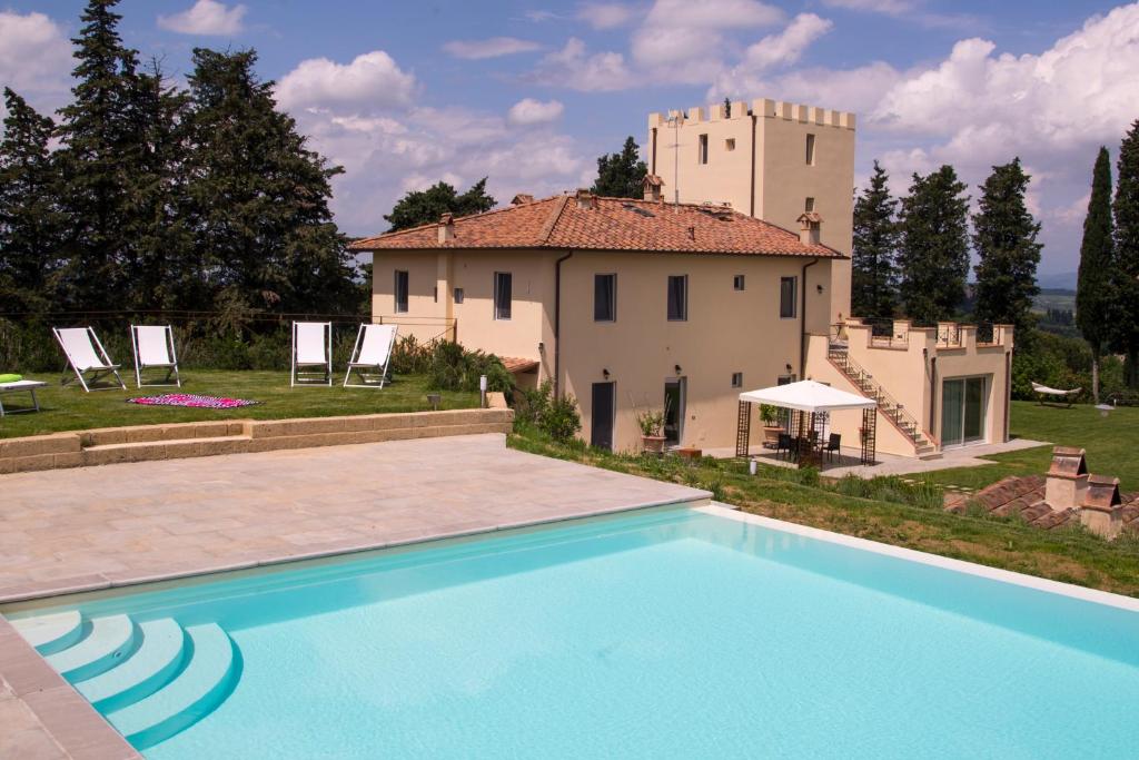The swimming pool at or close to Villa la torre