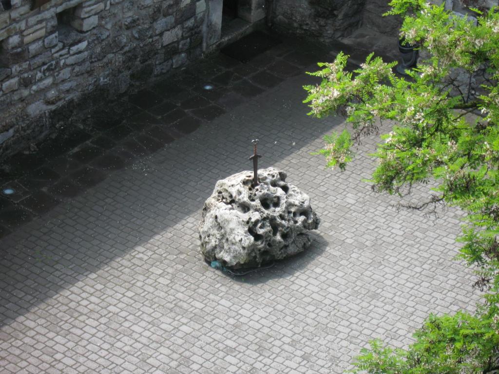 ein großer Fels mit einer Stange darüber in der Unterkunft ZА in Chmelnyzkyj