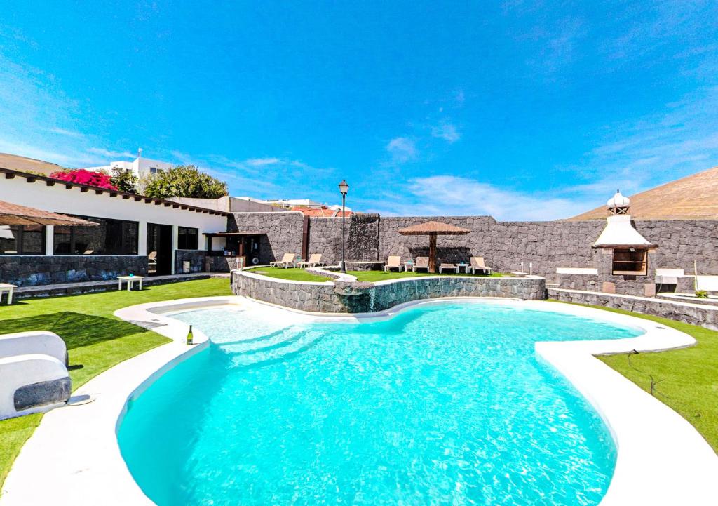 einen Pool im Hof eines Hauses in der Unterkunft Apartamentos Rurales Islas Canarias in La Asomada