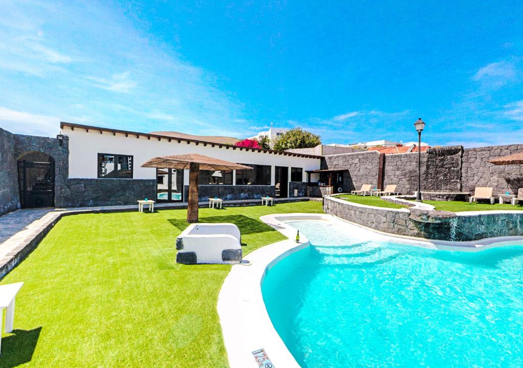 The swimming pool at or close to Apartamentos Rurales Islas Canarias