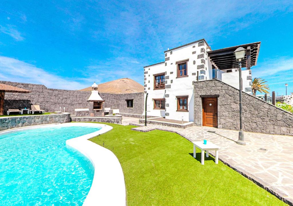 The swimming pool at or close to Apartamentos Rurales Islas Canarias