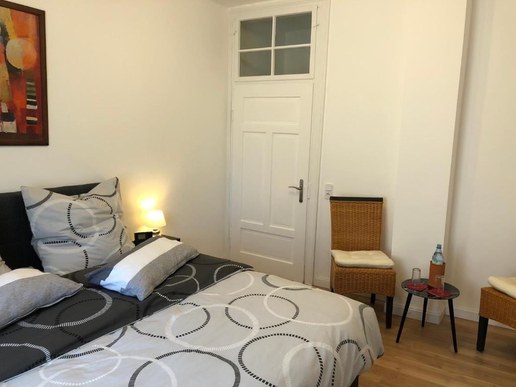 sypialnia z łóżkiem i drzwiami w obiekcie Haus am Mühlbach w mieście Boppard