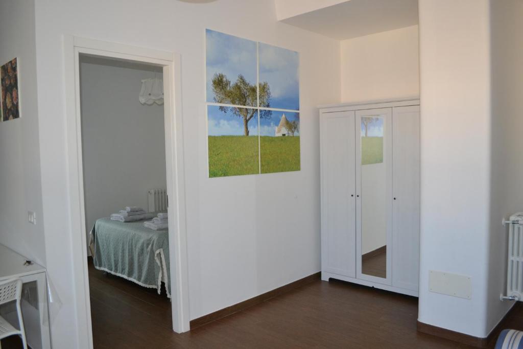 モノーポリにあるCasa Porta Vecchiaのベッドルーム1室(ベッド1台付)が備わります。壁には絵画が飾られています。
