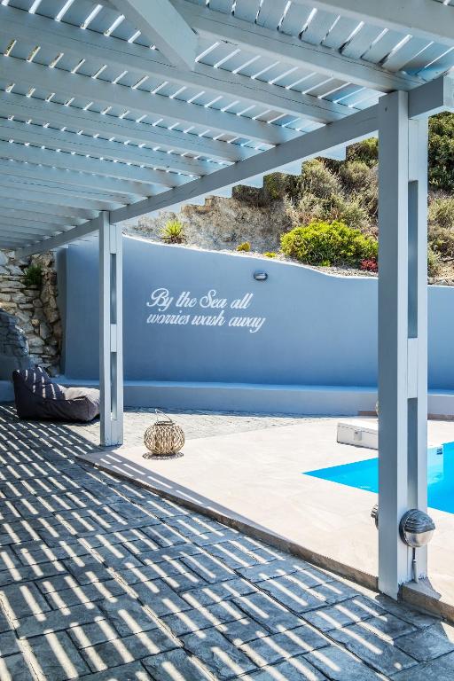 Bazén v ubytování Paros Villas Nereids nebo v jeho okolí