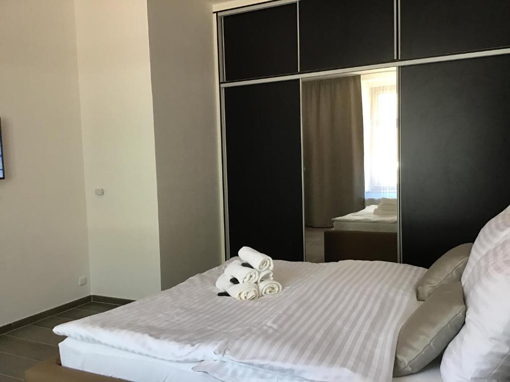 Postel nebo postele na pokoji v ubytování EURO APARTMENTS LIDICKÁ 39 BRNO