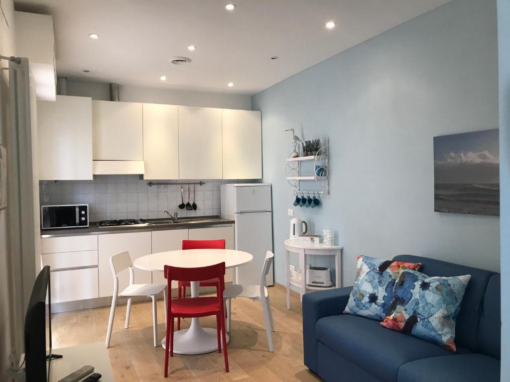 ein Wohnzimmer mit einem blauen Sofa und einem Tisch in der Unterkunft Casa Celeste in Viareggio