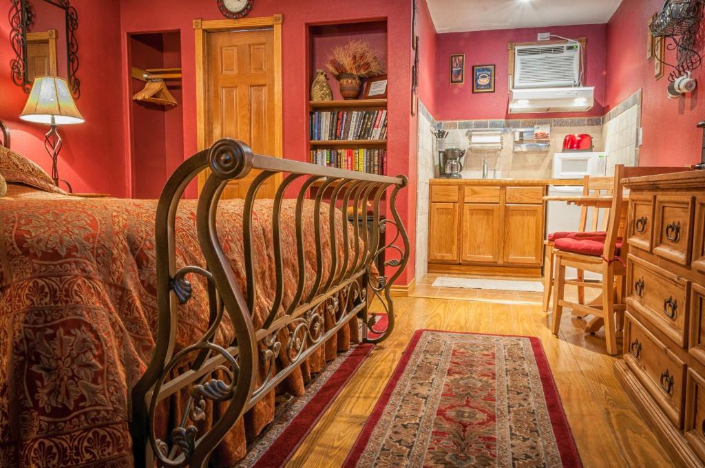 una camera da letto con pareti rosse, un letto e una cucina di Holiday Lodge on Canyon Lake a Canyon Lake